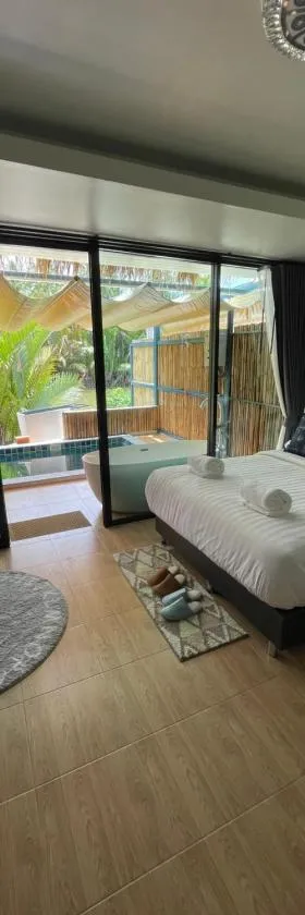Phetra pool villas，位于素叻的酒店