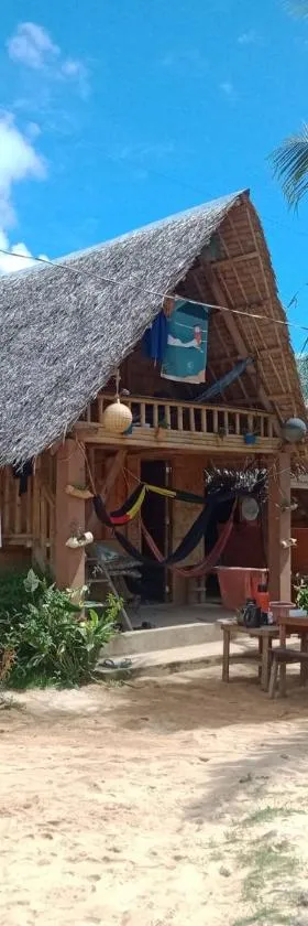 Titaays Surfers Inn，位于Baras的酒店