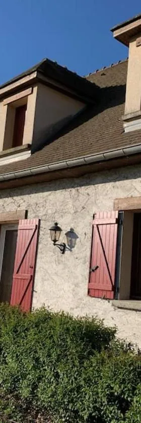 Belle maison spacieuse avec grand jardin，位于Rongères的酒店