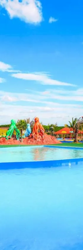 Trang Oasis Waterpark Hotel，位于董里的酒店