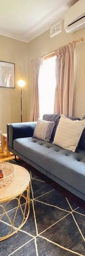 Stunning Hobart 3-bed home- close to shopping centers，位于格莱诺基的酒店