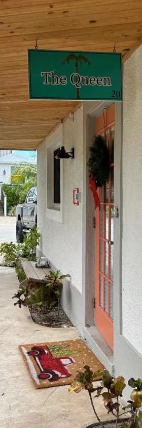 An Island Getaway at Palm Tree Villas，位于霍姆斯海滩的酒店