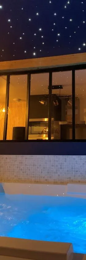 L'Eclipse maison romantique avec Jacuzzi，位于Hautot-sur-Seine的酒店