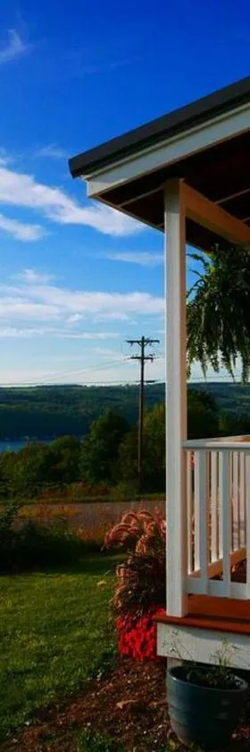 Vineyard Farmhouse with Hot Tub & Lake Views，位于哈蒙兹波特的酒店