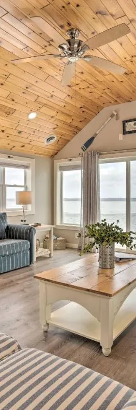 Charming Modern Cottage on Houghton Lake!，位于霍顿湖的酒店