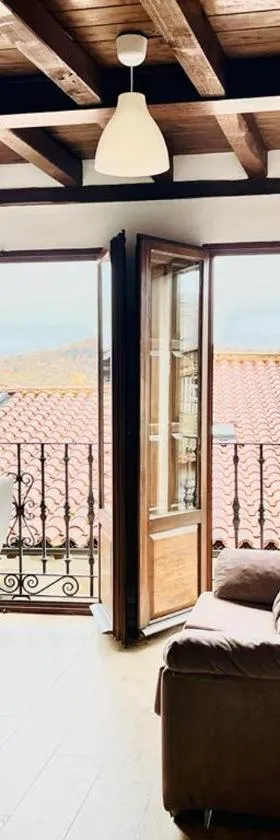 Apartamentos Raíces，位于莫加拉斯的酒店