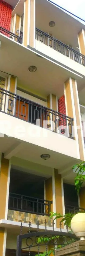 Guest House Bibong Makassar Mitra RedDoorz，位于马卡萨的酒店