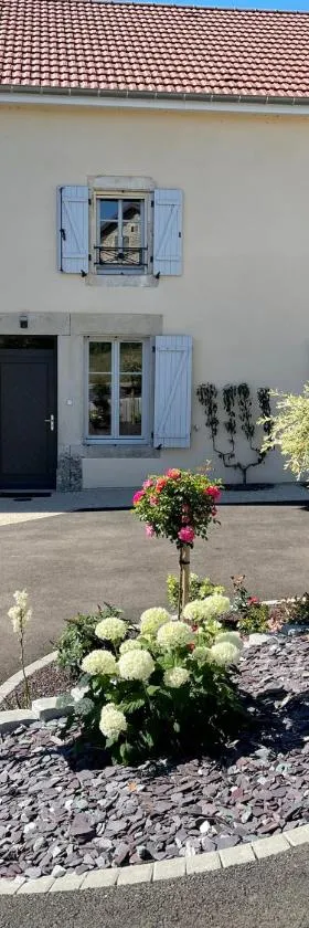 Chez la Rose luxueuse cottage avec jacuzzi，位于Rouvres-la-Chétive的酒店