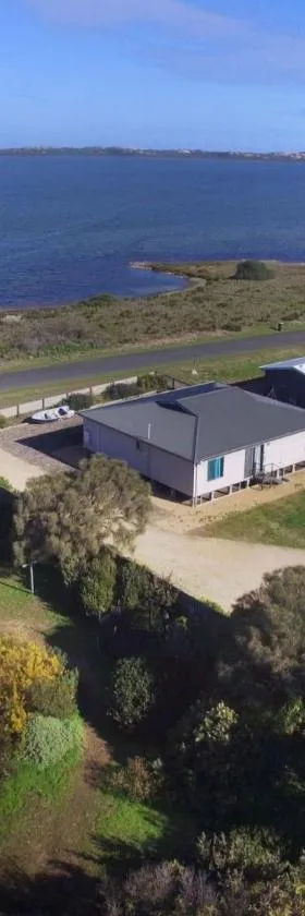 Coorong Lakeside Cottage，位于Meningie的酒店