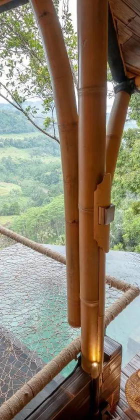 Cliffside Bamboo Treehouse with Heated Pool and View，位于Bungbungan的酒店