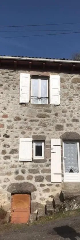 Maison auvergnate traditionnelle récemment rénovée，位于La Roquevieille的酒店