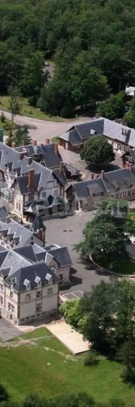 Hotel-Restaurant Domaine de la Grande Garenne，位于Neuvy-sur-Barangeon的酒店