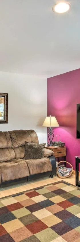 Inviting Townhome 30 Mi to Yellowstone NP!，位于Emigrant的酒店
