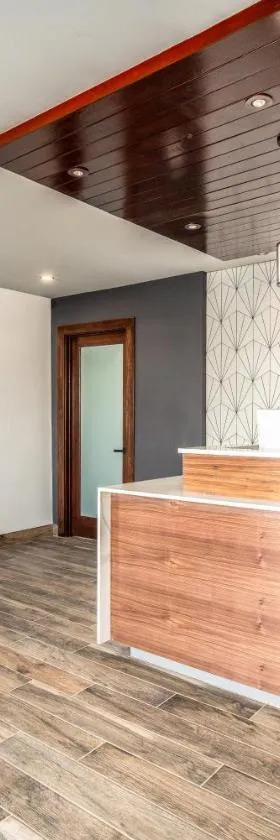 Aspire Inn Studios & Spas，位于贝尔弗劳尔的酒店