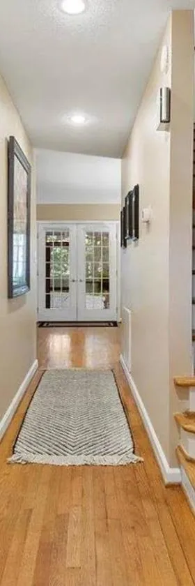 The Red Door 2-bedroom townhouse near VT & RU，位于拉德福的酒店