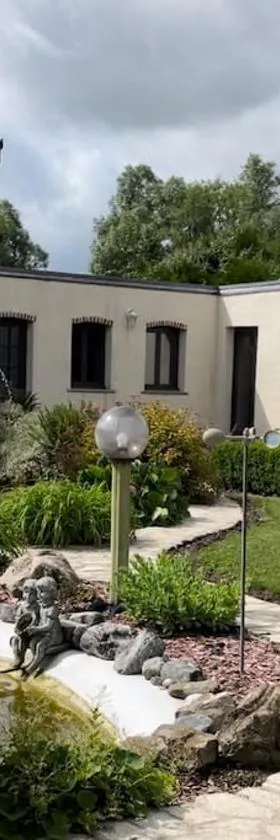 Appartement calme au coeur du jardin，位于Violaines的酒店