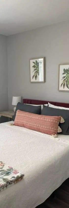 The Carolyn - 2 Bedroom Apt in Quilt Town, USA，位于Hamilton的酒店