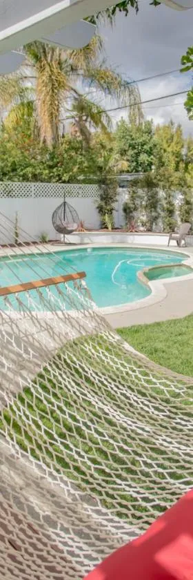 Enchanting Sherman Oaks Home With Pool permit #HSR two one zero zero 2605，位于谢尔曼·奥克斯的酒店