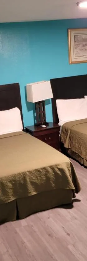TRADE WINDS MOTEL，位于柴尔德里斯的酒店