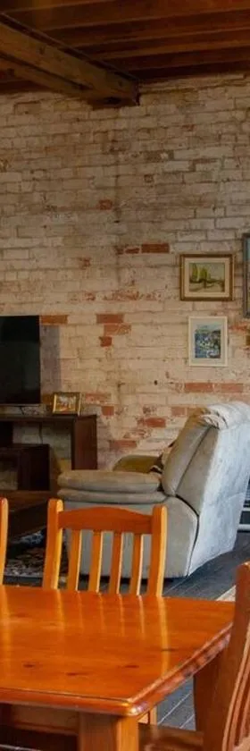 1885 Warehouse Apartment，位于Tumbarumba的酒店