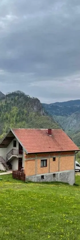 Family owned self sufficient ECO farm TARA，位于普列夫利亚的酒店