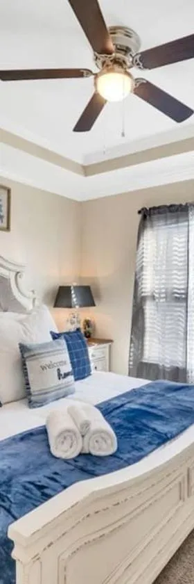 Cozy 2B Townhouse King Bed Free Parking TV in BRs，位于康科德的酒店