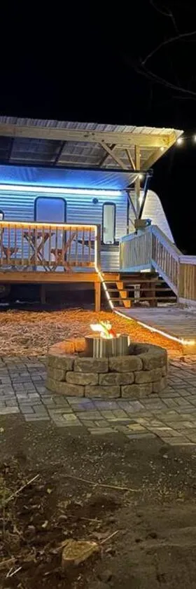 Daffodil Dream Camper with Hot Tub - Movie Screen - Fire Pit - BBQ，位于Jonesville的酒店