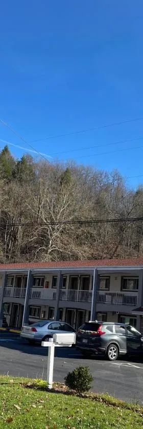 Econo Lodge Jefferson Hills Hwy 51，位于Clairton的酒店