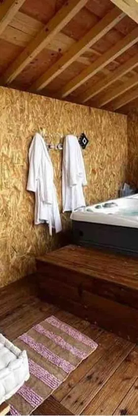 Gite à la ferme avec jacuzzi et piscine chauffée，位于Saint-Félix-de-Tournegat的酒店