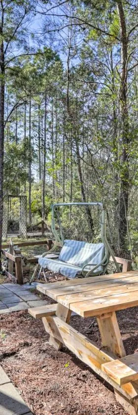 Keaton Beach Escape with Hot Tub Less Than 2 Mi to Shore，位于佩里的酒店