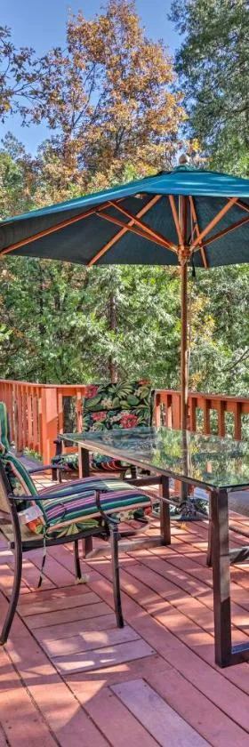 Deck with Forest Views Quiet Twain Harte Cabin!，位于Twain Harte的酒店