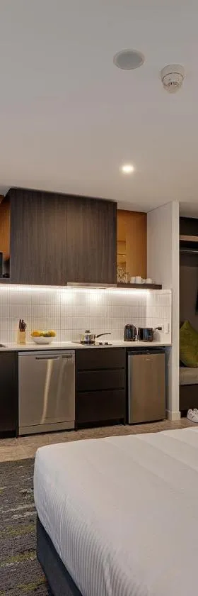 Littomore Suites Kingswood，位于彭里斯的酒店