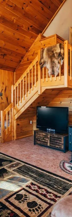 Ski Chalet w-Hot Tub, Only 3 min to Sunday River ski lifts!，位于贝塞尔的酒店