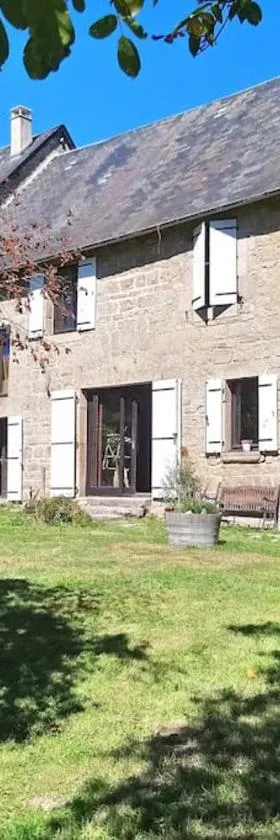 Belle Longere de 10 couchages - lac de vassiviere，位于Beaumont-du-Lac的酒店
