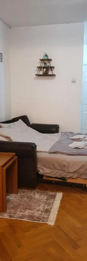 Sunflower apartment，位于Žarkovo的酒店
