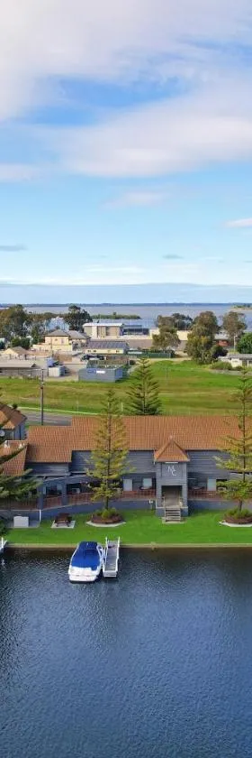 Mariners Cove Waterfront Motel and Apartments，位于佩恩斯维尔的酒店
