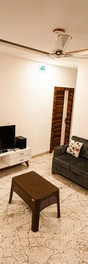 Staeg Cozy Penthouse 2BHK，位于印多尔的酒店