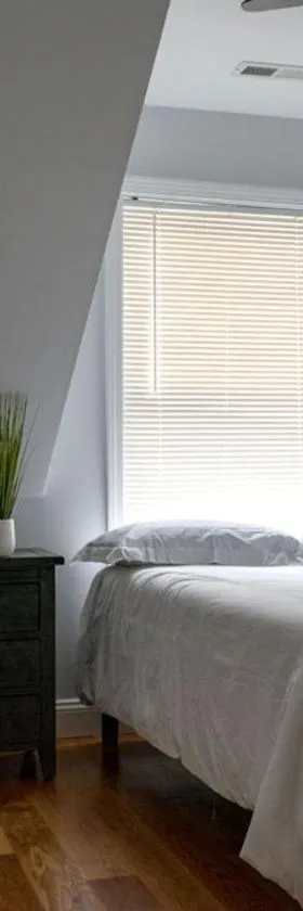Queen Bed - Boston - RM 2，位于Stoneham的酒店