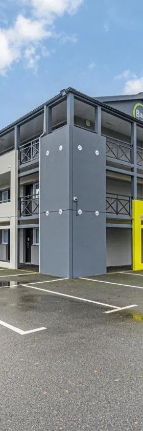 B&B HOTEL Vannes Est Golfe du Morbihan，位于瓦讷的酒店