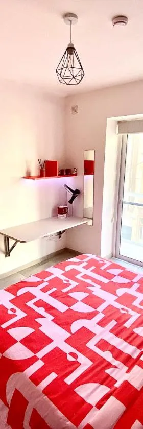 Central Private En-Suite with Balcony in shared residence，位于Pietà的酒店