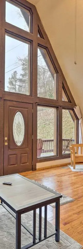 Cozy Yatesville Lake Cabin Rental in Louisa!，位于Louisa的酒店