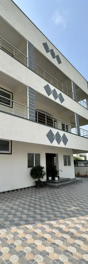 TrueLife - Bhavya Manor - Breakfast Included - 2500 SFT Modern homes with Garden - Panorama Tirumala Mountain View - Peaceful Location - Fast WiFi - Many restaurants nearby - Large hall, AC bedrooms, Kitchen - Android TV - Top service with lots of Love，位于蒂鲁帕蒂的酒店