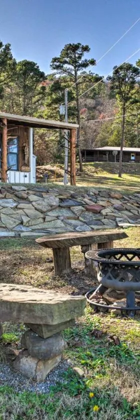 Sardis Serenity 1 BR Clayton Cabin with Lake View，位于Clayton的酒店