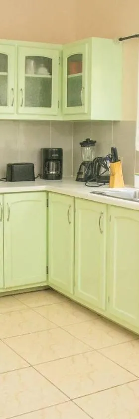 lovely 2 bedroom Apt 4 warm cosy comfortable，位于Belmont的酒店