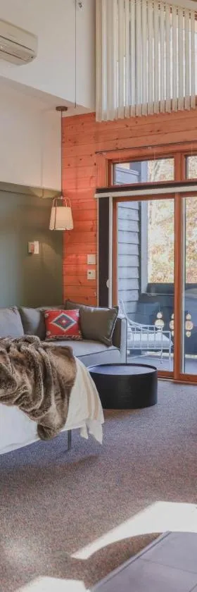 Outland Chalet & Suites Great Smoky Mountains，位于惠提尔的酒店