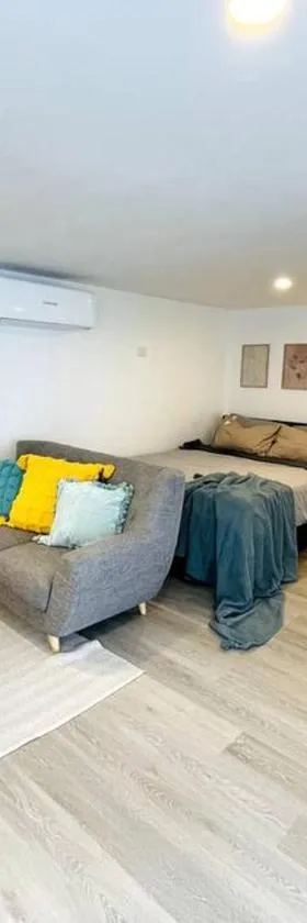 Newly Renovated Contemporary Private Studio near Hobart CBD and Airport，位于Warrane的酒店
