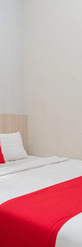 RedDoorz near Matahari Singosaren Solo，位于梭罗的酒店