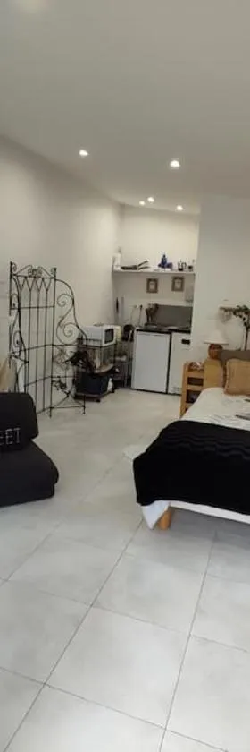 Studio indépendant dans villa, parking gratuit.，位于卡斯泰尔诺勒莱的酒店