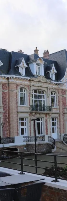 DOMITYS Résidence services seniors LE PARC DES AUBIERS，位于普瓦西的酒店