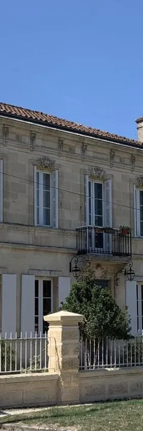 Suite privative Abella - Aile de maison bourgeoise，位于Ambarès-et-Lagrave的酒店